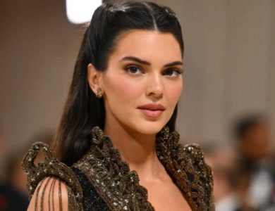 كيندال جينر وهي تلتقط صورة تذكارية مع الملاكمة الجزائرية الحاصلة على الميدالية الذهبية