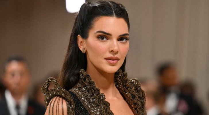 كيندال جينر وهي تلتقط صورة تذكارية مع الملاكمة الجزائرية الحاصلة على الميدالية الذهبية