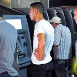 الموظف والمتقاعد في عقوبة شهرية أمام صرافات العقاري 42 581