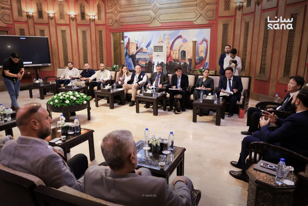 وفد من محافظة حلب يبحث مع سفير كوريا الجنوبية تعزيز التعاون في مجالات التعليم والخدمات 1 IMG 2685 1024x683 1