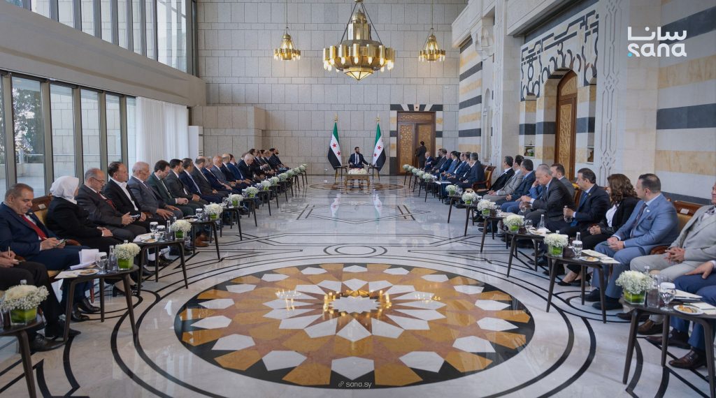 الرئيس الشرع يلتقي وفداً من غرفتي الصناعة والتجارة بدمشق وريفها 1 photo 2 2026 06 06 22 07 33 1024x570 1