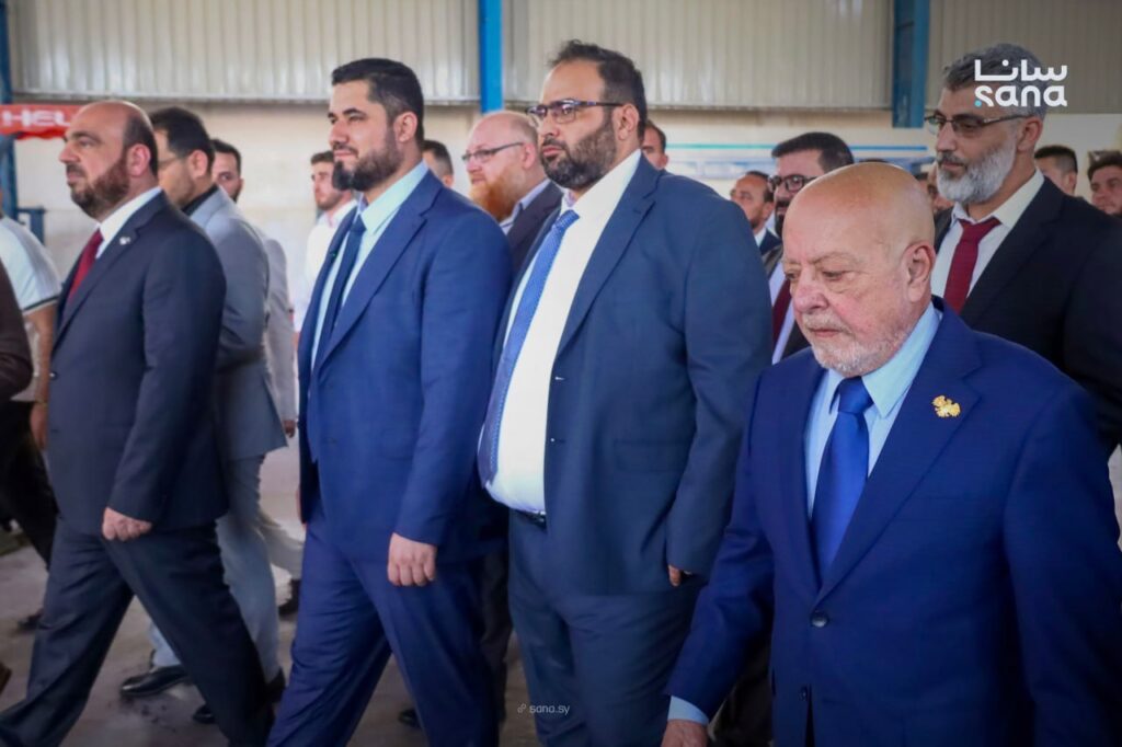 الشعار يبحث في إدلب واقع القطاعين التجاري والصناعي ويؤكد دعم الاستثمار 1 photo 1 2026 07 04 19 05 24