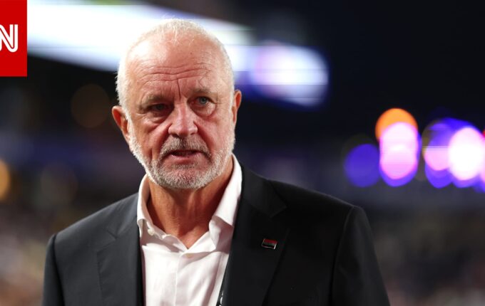 منتخب العراق يجدد عقد غراهام
