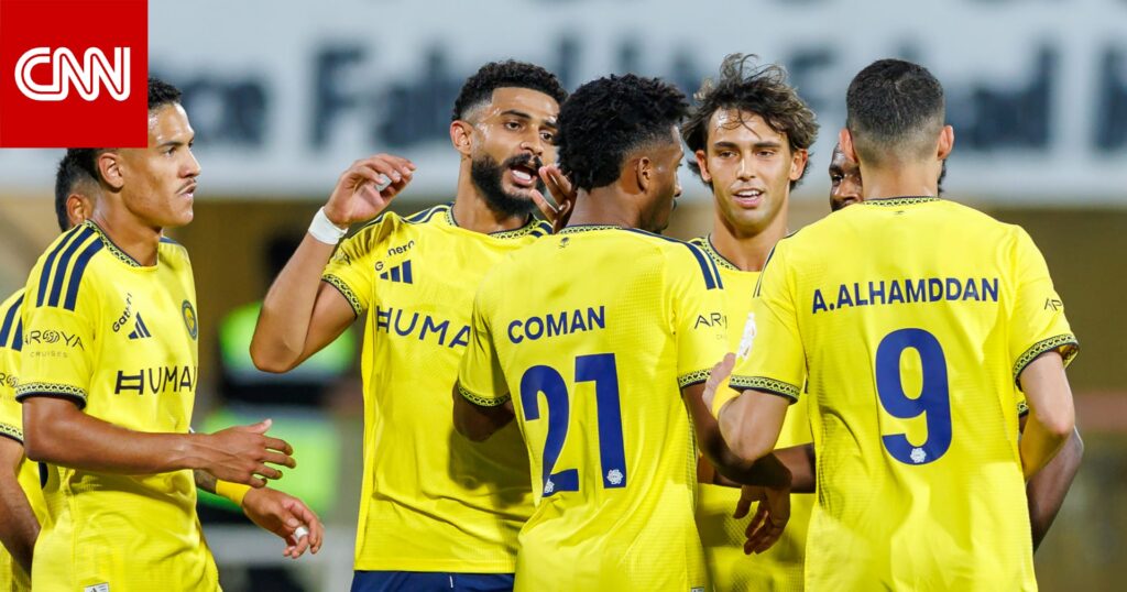 تصرف "لافت" من لاعبي النصر مع حارسهم بعد هفواته في لقاء الاتفاق 1 تصرف لافت لاعبي النصر حارسهم