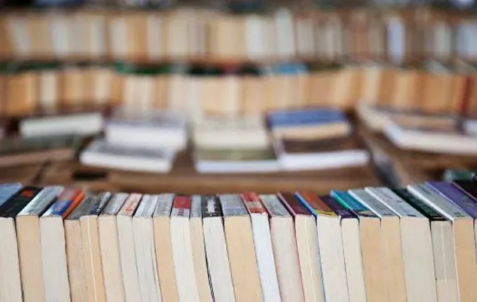 شركات تشتري آلاف الكتب المستعملة