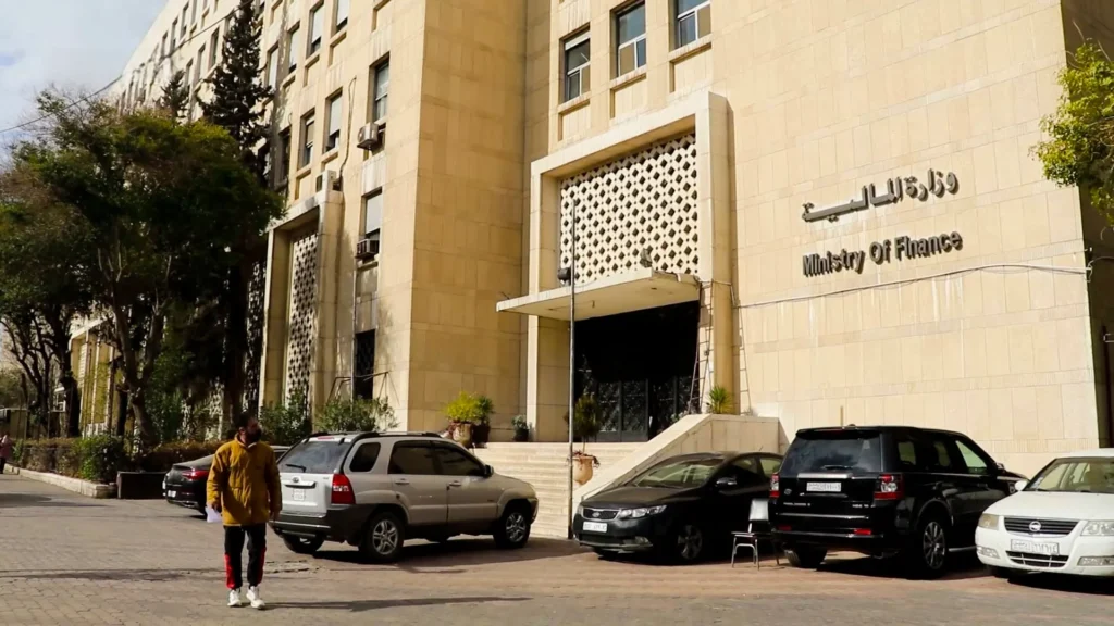 من الملاحقة إلى الوقاية.. هل تسهم "اللصاقة الضريبية" في ضبط التهرّب؟! 1 الملاحقة الوقاية تسهم اللصاقة الضريبية