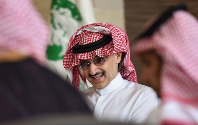 أمير سعودي يعلق فيديو للأمير