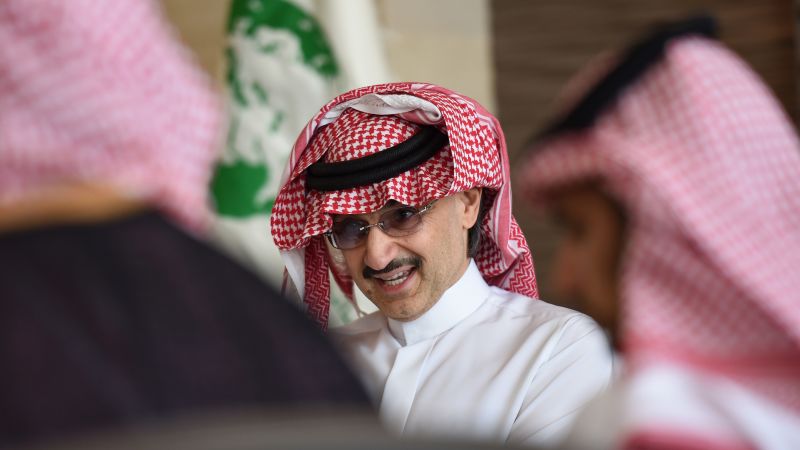 أمير سعودي يعلق فيديو للأمير