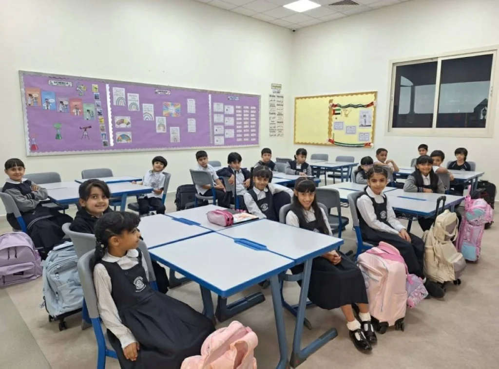 استقبال مُبهج لطلبة المدارس بالعين بشخصيات كرتونية 1 استقبال مُبهج لطلبة المدارس بالعين