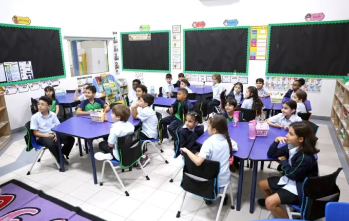 دبي تستقبل طلبة المدارس بتوزيع