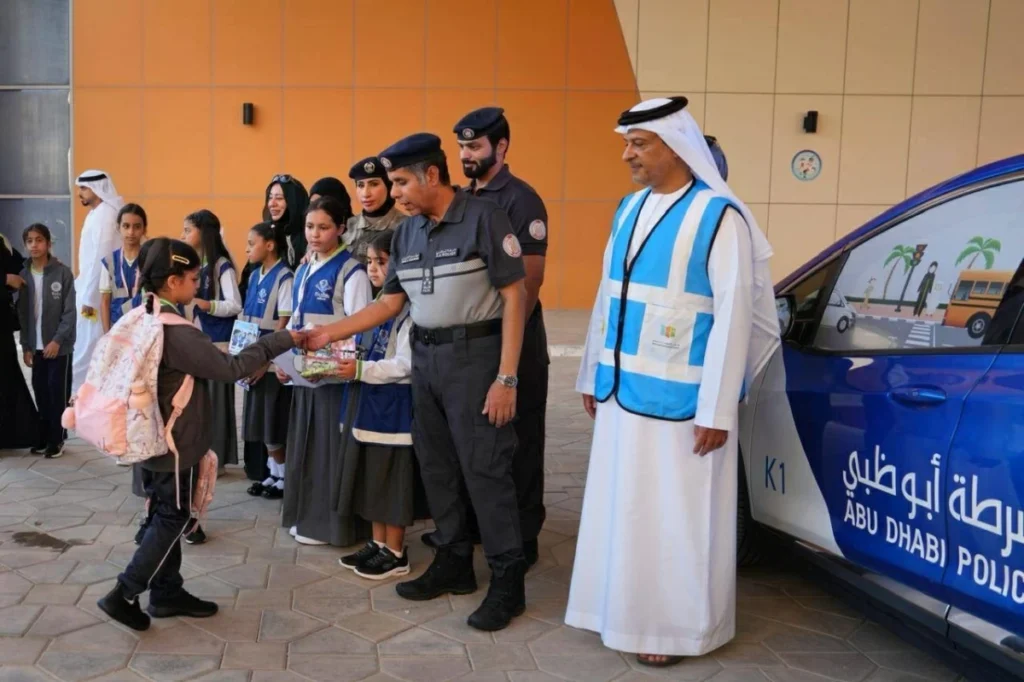 شرطة أبوظبي تستقبلهم بالهدايا والتوعية 1 شرطة أبوظبي تستقبلهم بالهدايا والتوعية