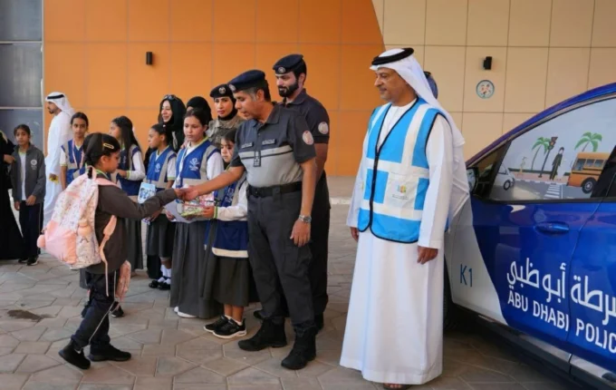 شرطة أبوظبي تستقبلهم بالهدايا والتوعية