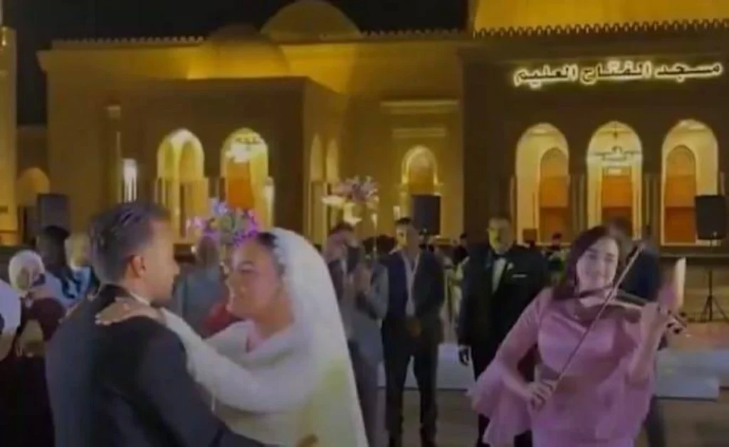 ماذا حدث في ساحة مسجد الفتاح العليم؟.. حفل زفاف مصري يثير عاصفة من الر 1 ماذا حدث ساحة مسجد الفتاح