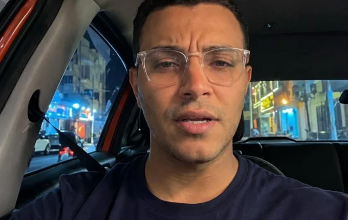 كأنه يعاني نزلة برد طبيب