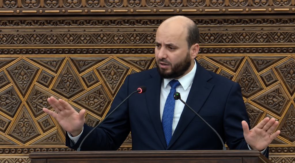 من تحت قبة مجلس الشعب.. البشير يفتح دفاتر النفط 1 تحت قبة مجلس الشعب البشير