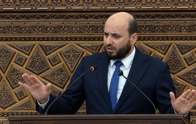 تحت قبة مجلس الشعب البشير