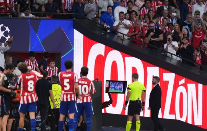 لاعب وضع إصبعه أذن زميله