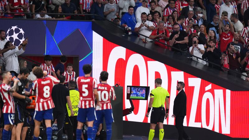 لاعب وضع إصبعه في أذن زميله.. موقف طريف على دكة بدلاء أتلتيكو مدريد 1 لاعب وضع إصبعه أذن زميله