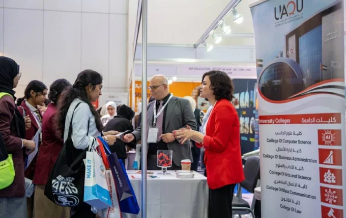 جامعة القيوين تعرّف الطلبة ببرامجها