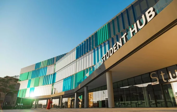 جامعة عجمان تعزز مكانتها ضمن